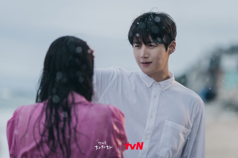 2021擠進Netflix世界前十的韓劇!《海岸村恰恰恰》第9《魷魚遊戲》更狂,而上半年最紅是這部