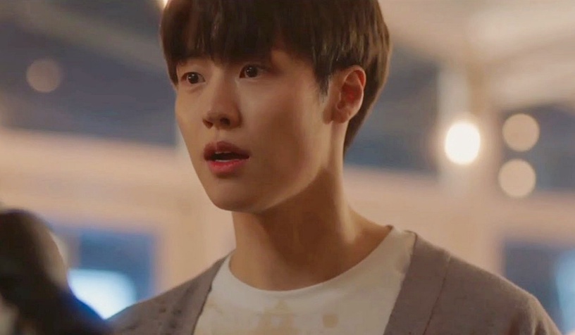《魷魚遊戲》魏河俊人氣飆升!2021韓劇笑眼男神,蔡鍾協、金度完爆紅,這位是超暖男神