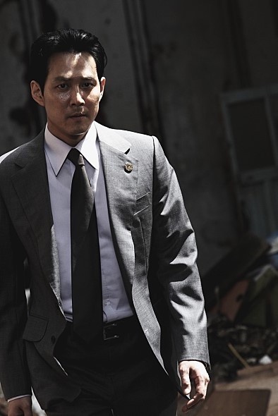 《魷魚遊戲》演員故事堪比韓劇!流氓叔曾入職LG,李政宰富三代破產翻身,認愛豪門千金