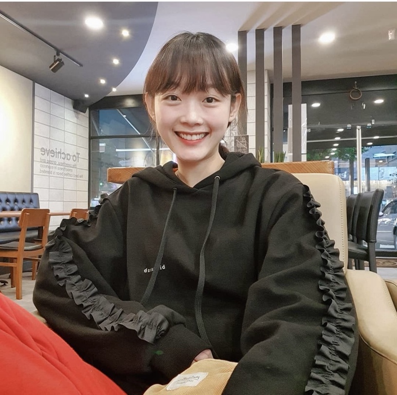 《魷魚遊戲》李瑜美私服穿搭重點 1:格紋單品活潑又可愛