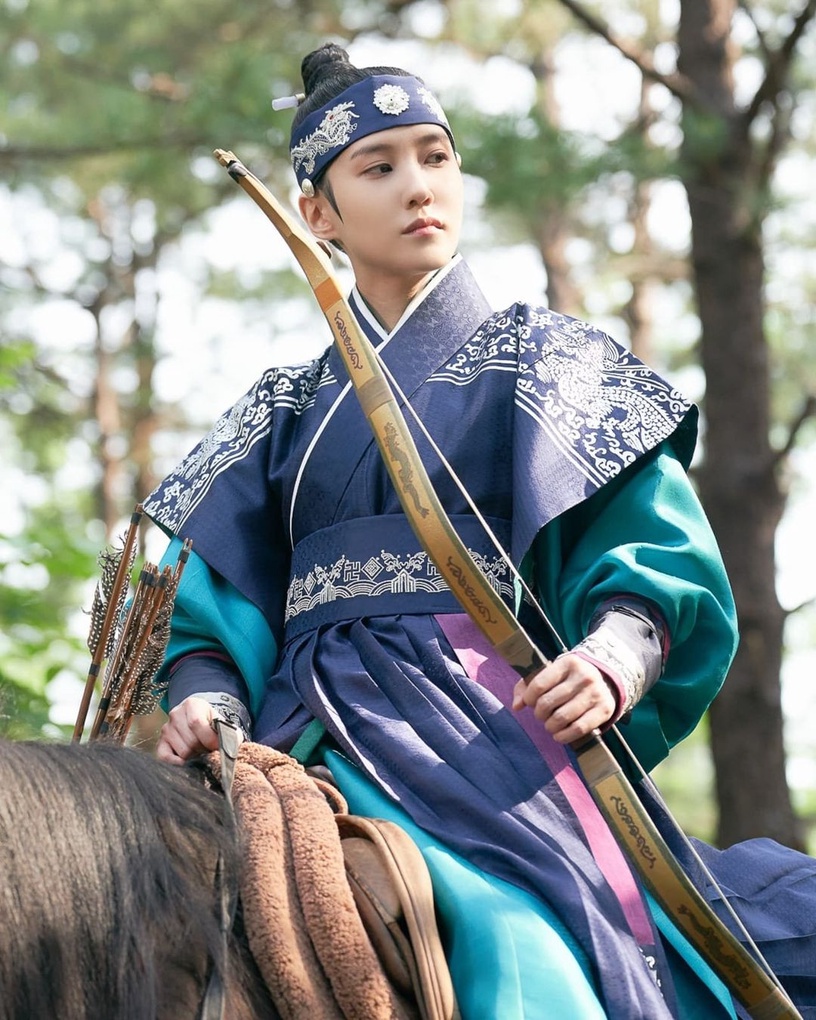 Netflix 漫改韓劇《戀幕》預告出爐!女扮男裝王世子&花美男教師,共譜宮中秘密愛情