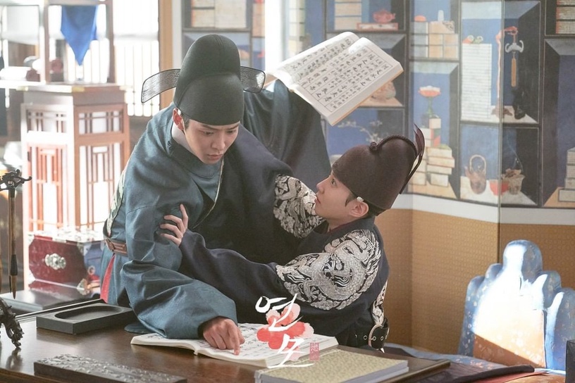 Netflix 漫改韓劇《戀幕》預告出爐!女扮男裝王世子&花美男教師,共譜宮中秘密愛情