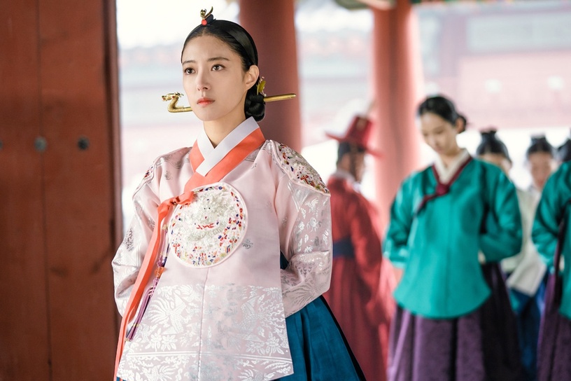 2021韓劇古裝盤點!《衣袖紅鑲邊》李世榮、《紅天機》金裕貞古裝美翻,這位被批不適合