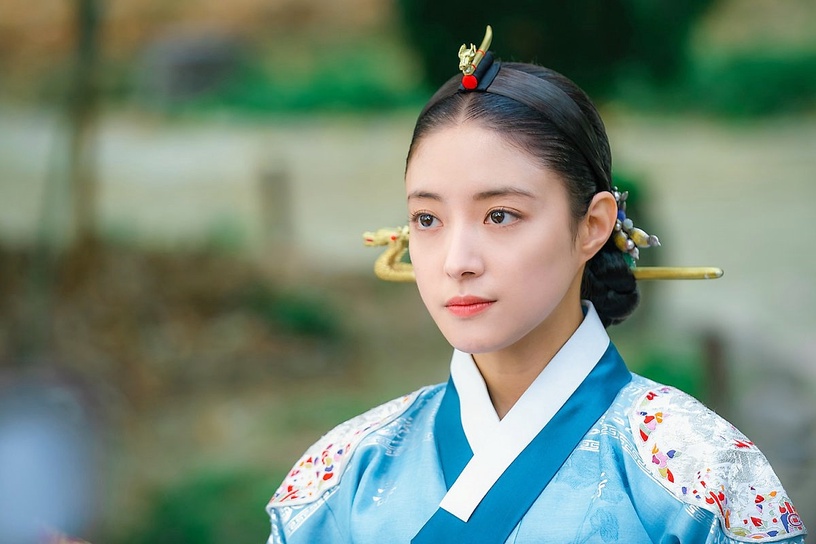 2021韓劇古裝盤點!《衣袖紅鑲邊》李世榮、《紅天機》金裕貞古裝美翻,這位被批不適合