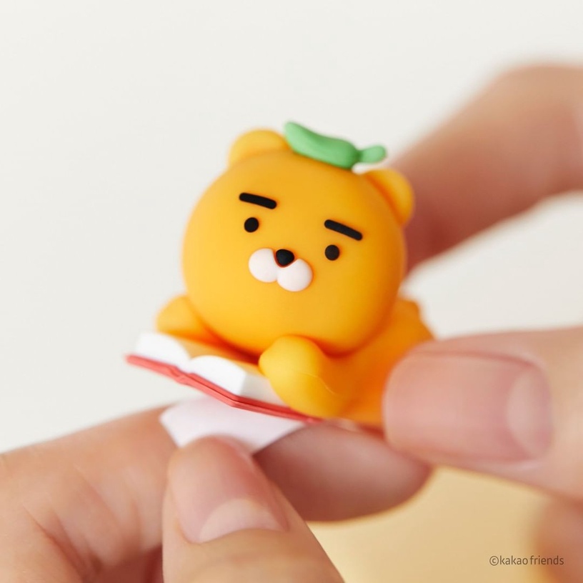 Kakao Friends 新款萊恩鍵盤+滑鼠上市!無辜Ryan萌度破表,還能當手機架、追劇更便利