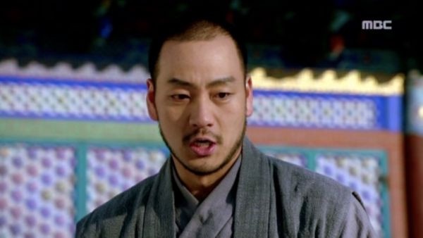 《魷魚遊戲》朴海秀9件事!曾激吻小12歲IU、《機智牢房》爆紅,下部劇也是Netflix強檔