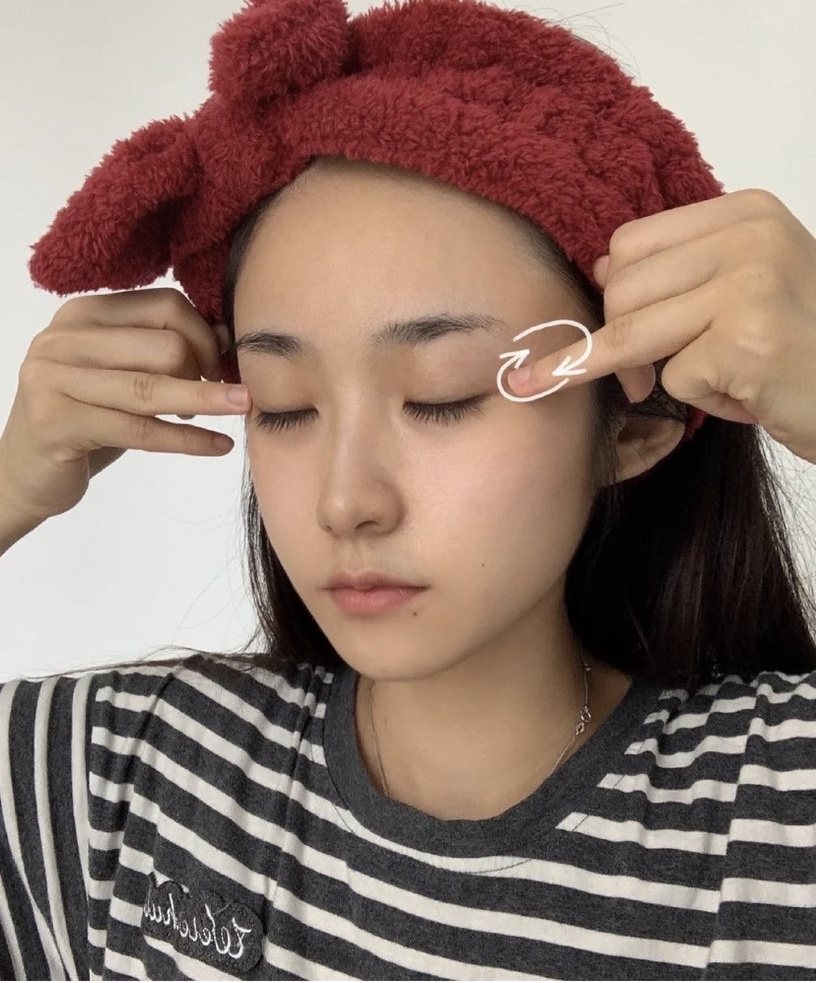 日本美容師「熨斗級眼周按摩法」公開!KO細紋、黑眼圈超有感,同場加映人氣眼唇霜推薦
