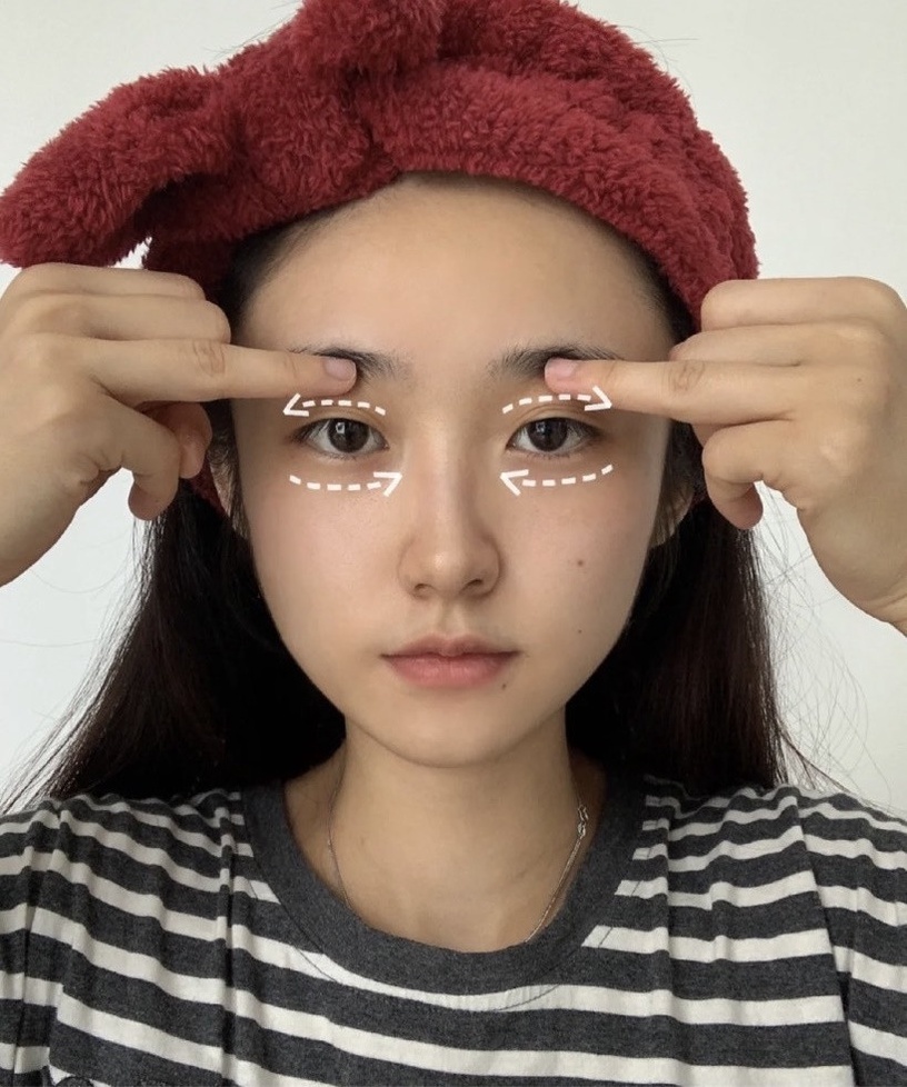 日本美容師「熨斗級眼周按摩法」公開!KO細紋、黑眼圈超有感,同場加映人氣眼唇霜推薦