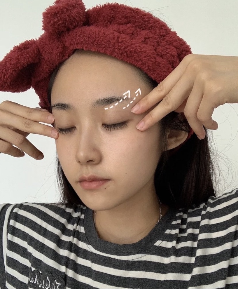 日本美容師「熨斗級眼周按摩法」公開!KO細紋、黑眼圈超有感,同場加映人氣眼唇霜推薦