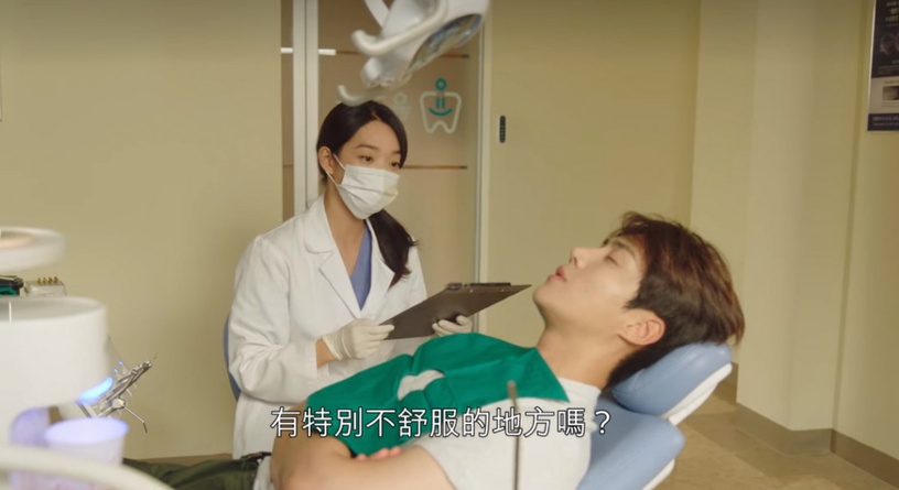Netflix《海岸村恰恰恰》洪班長根本戀愛高手!拒絕擦嘴卻牽人家去淋雨,美大前女友就是這樣淪陷的?