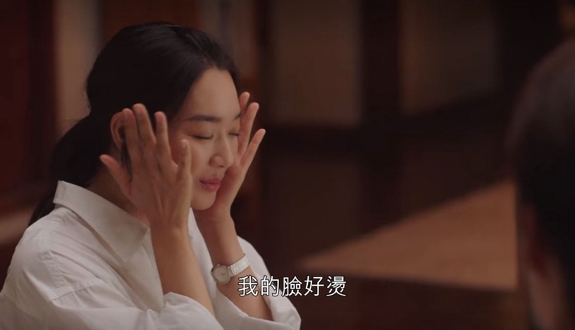 Netflix《海岸村恰恰恰》洪班長根本戀愛高手!拒絕擦嘴卻牽人家去淋雨,美大前女友就是這樣淪陷的?