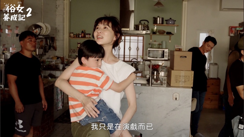 《俗女2》花絮幕後秘密!謝盈萱&嚴藝文互動超暖,嘉玲買沙發可愛反應竟是導演現場加的