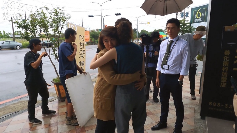 《俗女2》花絮幕後秘密!謝盈萱&嚴藝文互動超暖,嘉玲買沙發可愛反應竟是導演現場加的