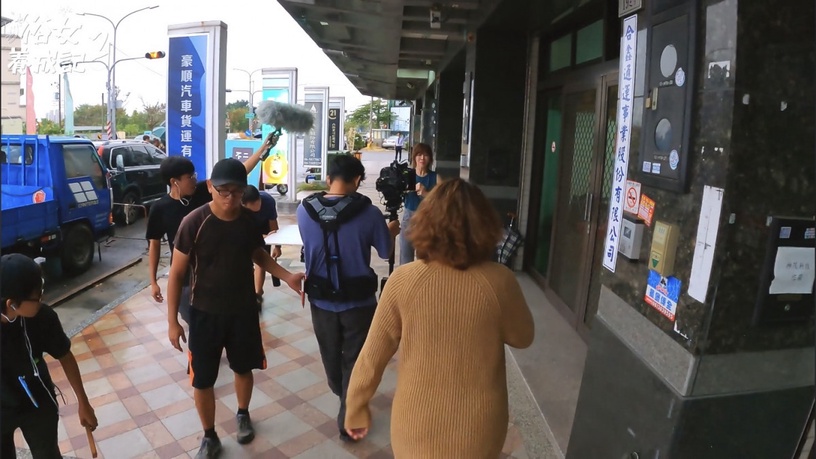 《俗女2》花絮幕後秘密!謝盈萱&嚴藝文互動超暖,嘉玲買沙發可愛反應竟是導演現場加的