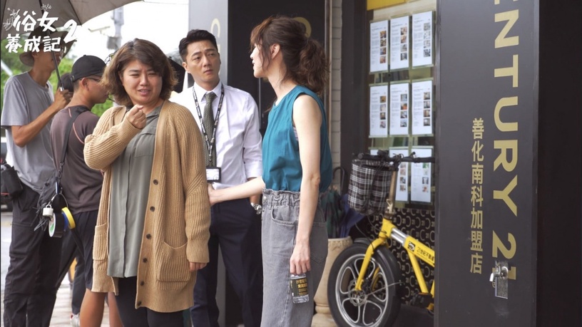 《俗女2》花絮幕後秘密!謝盈萱&嚴藝文互動超暖,嘉玲買沙發可愛反應竟是導演現場加的