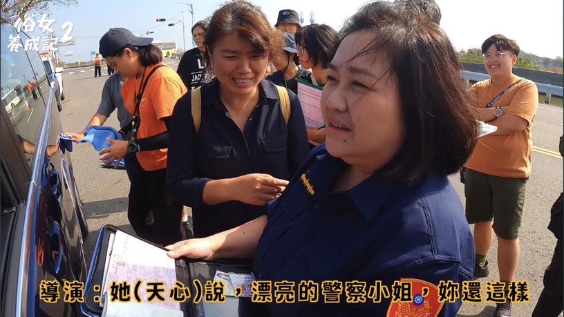 《俗女2》花絮幕後秘密!謝盈萱&嚴藝文互動超暖,嘉玲買沙發可愛反應竟是導演現場加的