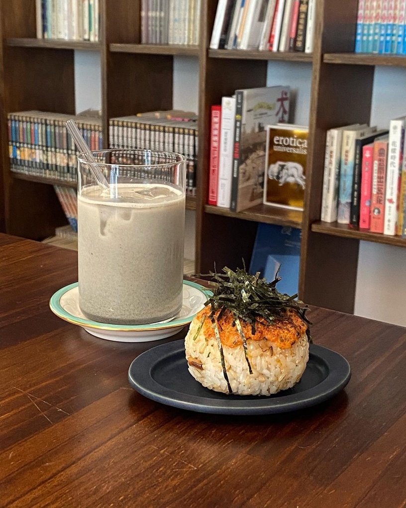南港咖啡廳「玉虫画室」文青推薦必訪!超吸睛水族箱,咖啡廳、畫室空間共融