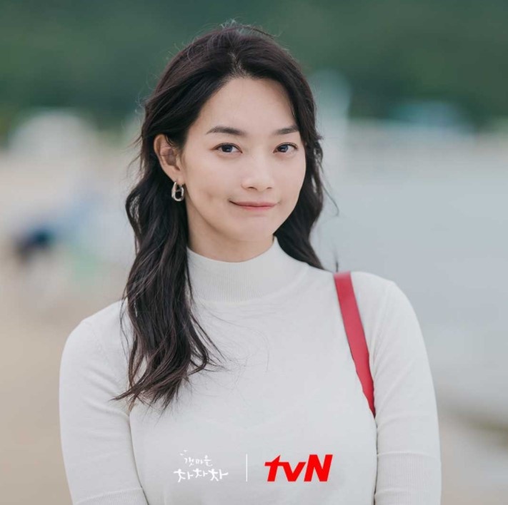 《海岸村恰恰恰》與原著電影7大差異!惠珍本是富二代?劇版洪班長更心動,「捧臉降溫」劇版才有