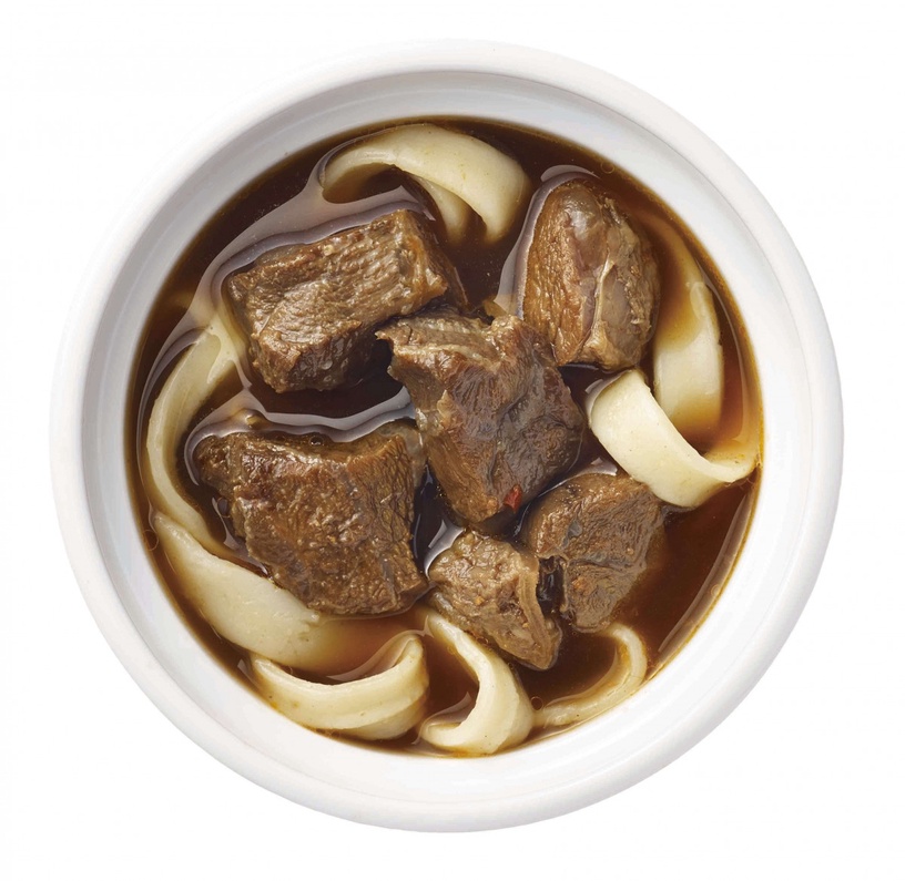 被家具耽誤小吃館!IKEA新品「牛肉麵」刀削麵+大塊滷牛肉超過癮,炸雞鬆餅更不到70元