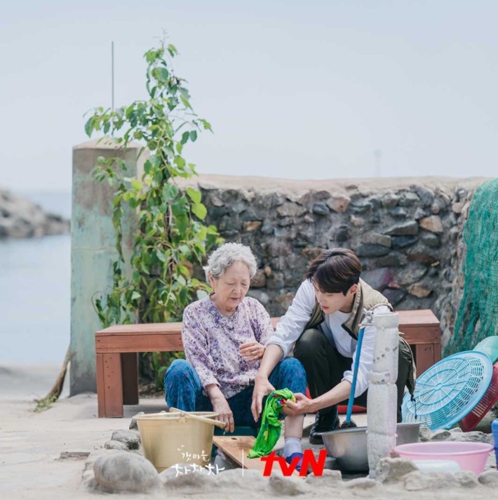 《海岸村恰恰恰》幕後秘密!玉筋魚咖啡是真喝?申敏兒名牌換不停,洪班長家是這樣建的