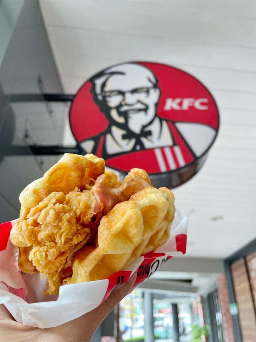 到肯德基吃鬆餅+炸雞!肯德基新品「比利時鬆餅咔啦雞腿堡」限時開賣,甜辣滋味必試