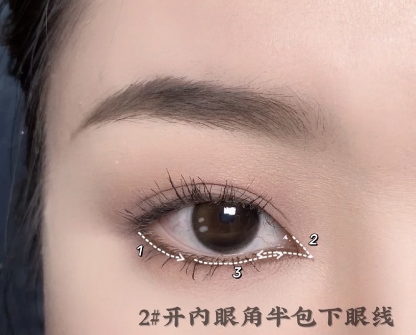 眼距寬怎麼辦?化妝師親授「寬眼距化妝技巧」眼窩修容是關鍵,亮片色這樣上視覺更集中