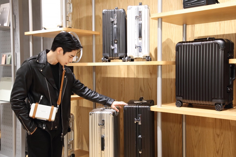 RIMOWA台北忠孝專門店盛大開幕,超吸睛 Essential Neon 螢光色行李箱限量發售!
