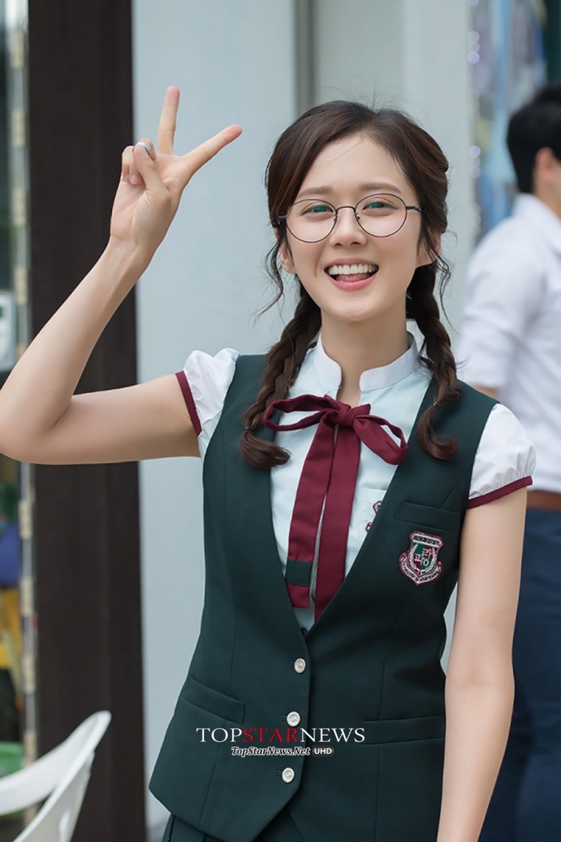 韓劇女星30歲穿校服!《Happiness》韓孝周&《海岸村恰恰恰》申敏兒美到無違和,宋慧喬有點怪,她最出戲