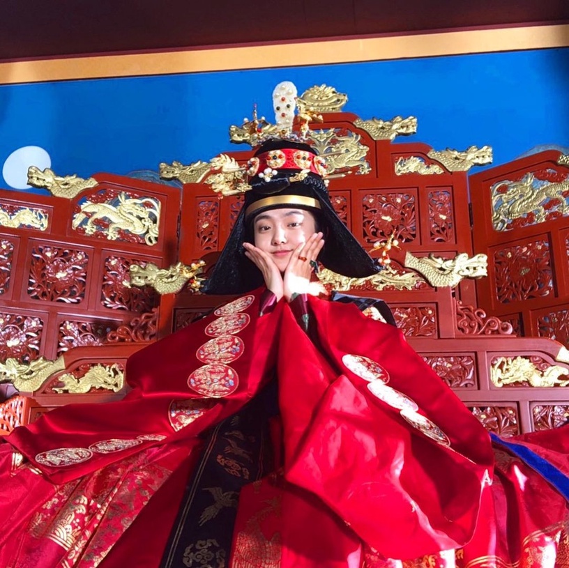 《具景伊》金慧峻7件事!青龍獎最佳新人、曾有女團夢,演活《屍戰朝鮮》中殿娘娘爆紅