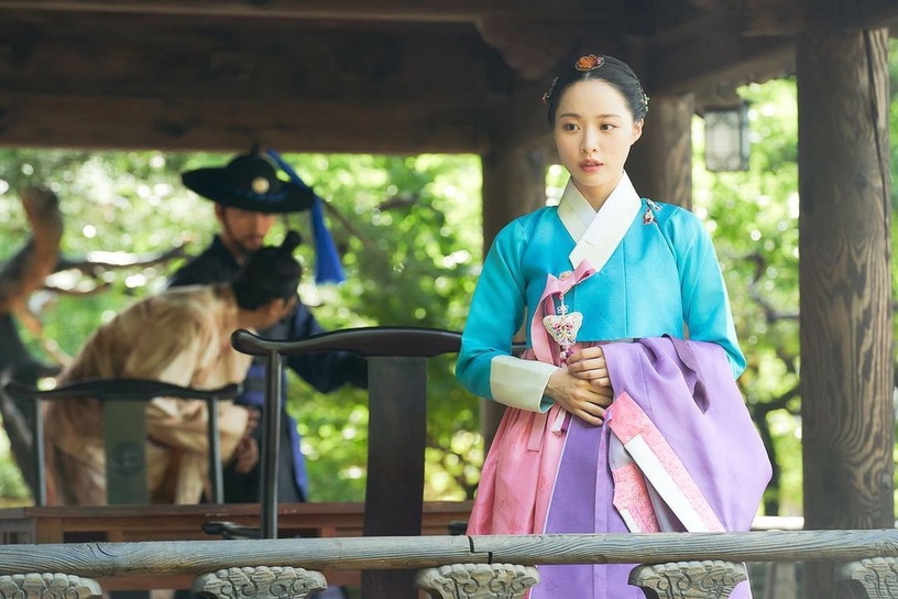 Netflix《戀慕》高顏值配角!女二竟曾是大企業服裝設計師,首集小童星網讚像IU,演技打趴大人