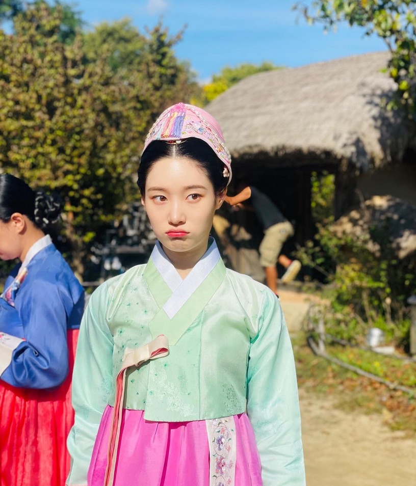 Netflix《戀慕》高顏值配角!女二竟曾是大企業服裝設計師,首集小童星網讚像IU,演技打趴大人