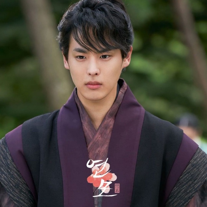 Netflix《戀慕》高顏值配角!女二竟曾是大企業服裝設計師,首集小童星網讚像IU,演技打趴大人