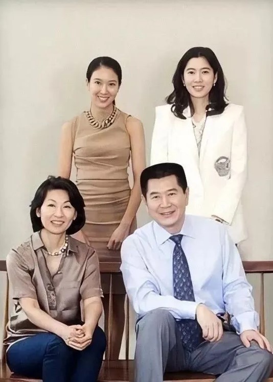 美到不輸明星的財閥!林世玲同框李政宰,逆天鉛筆腿引熱議,她出身頂級財閥卻命運悽慘