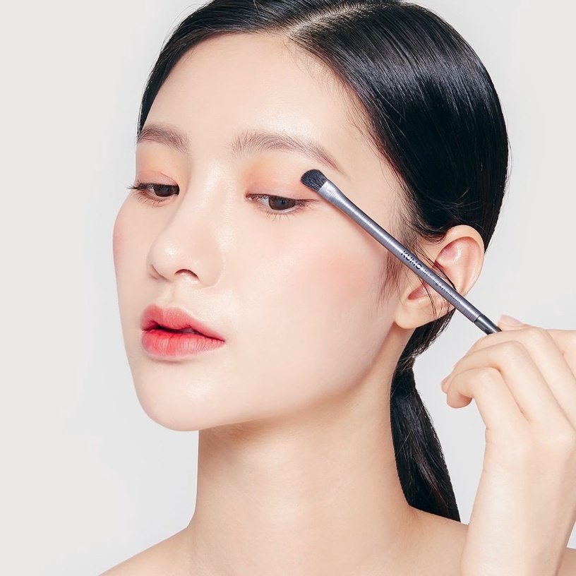 化妝師親授單眼皮、內雙眼妝誤區!珠光眼影是重點,畫錯眼睛小又腫,加碼消腫眼妝技巧
