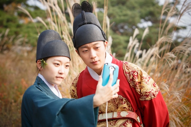 演技不輸專業演員的愛豆!《衣袖紅鑲邊》俊昊史劇腔網讚爆,IU公認代表作不是《步步》