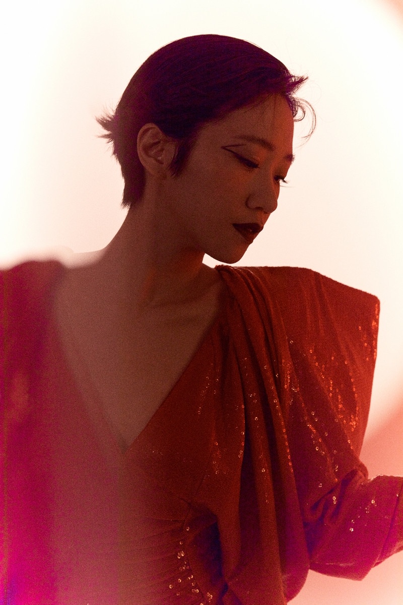 服裝/ H&M Innovation Circular Design Story、鞋/ Versace、飾品/Swarovski