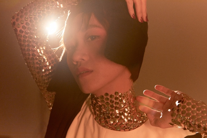服裝/ H&M Innovation Circular Design Story、鞋/ Versace、飾品/Swarovski