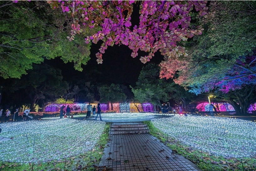 「2021屏東聖誕節」即日起登場!漸層雪花燈海隧道太浪漫,超夢幻粉紅聖誕村必朝聖!