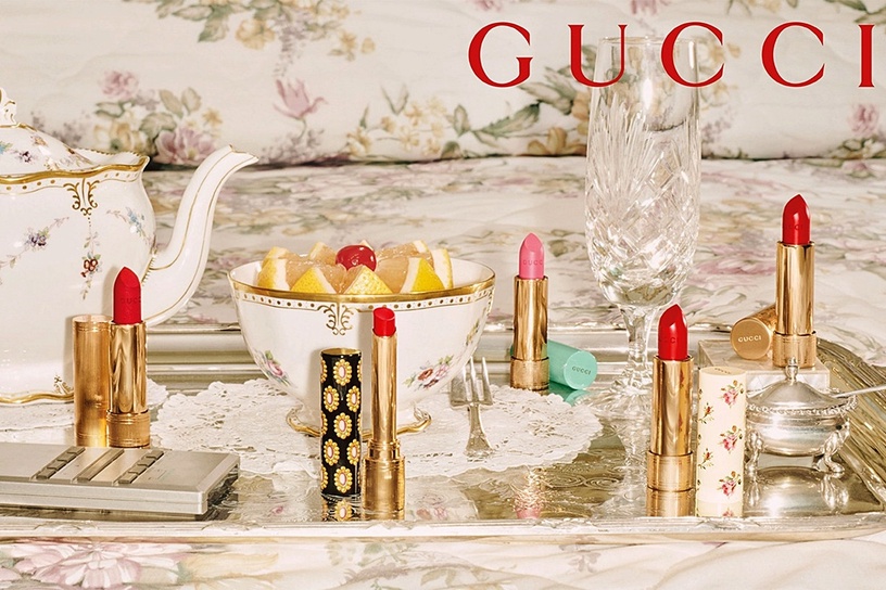GUCCI全新「藍碎花唇膏」限定登場!復古高級藍玫瑰外殼絕美,520色選更是顯白必收