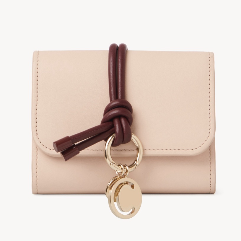 Chloé Alphabet綁帶三折夾,NT14,900(吊飾另售)