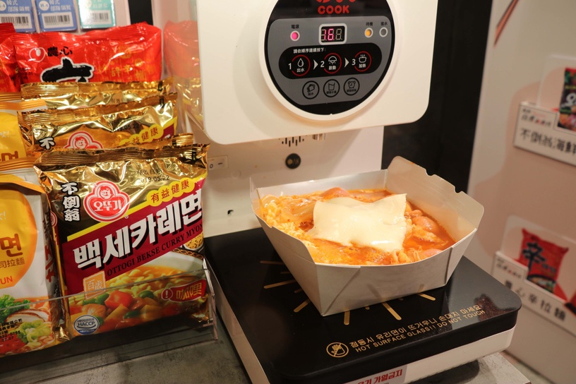 在超商煮泡麵!2大超商「韓國自助煮麵機」熱銷TOP3,不到百元就能吃辣炒年糕、部隊鍋