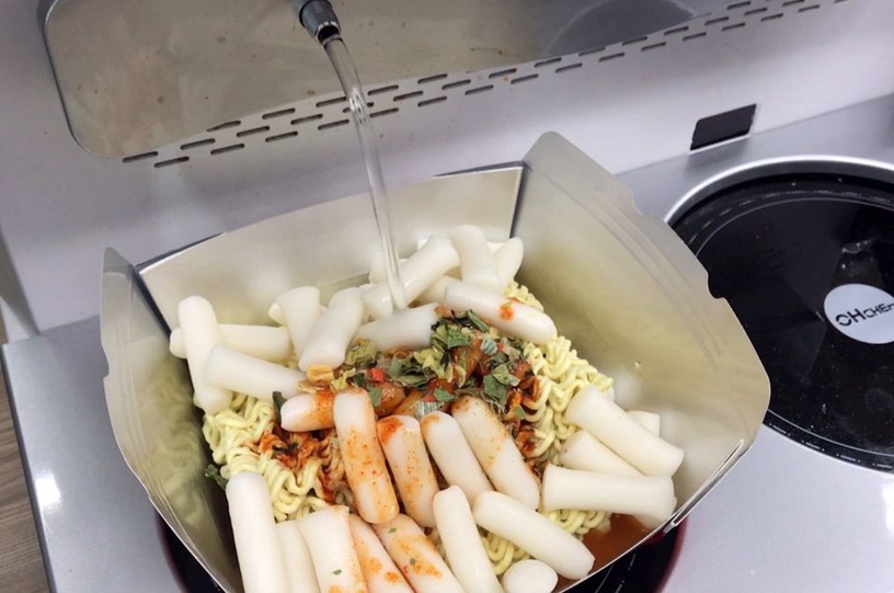 在超商煮泡麵!2大超商「韓國自助煮麵機」熱銷TOP3,不到百元就能吃辣炒年糕、部隊鍋
