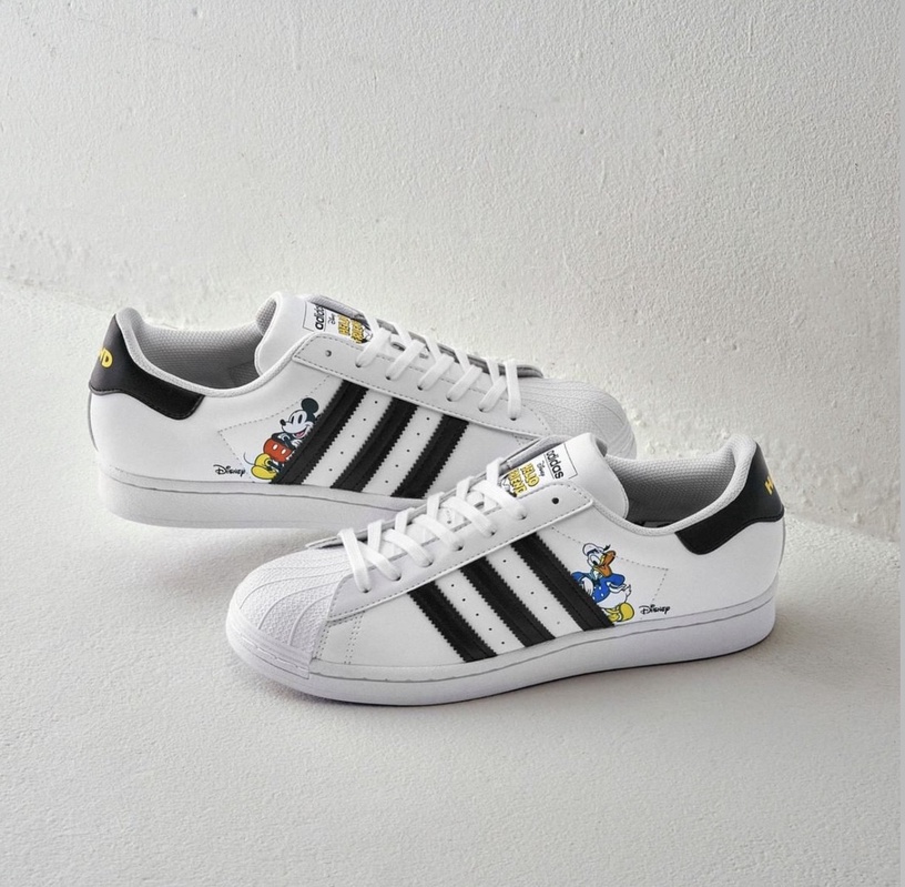 Adidas x Disney聯名亮相!米奇、米妮、唐老鴨耀上STAN SMITH,這款SUPER STAR藏驚喜
