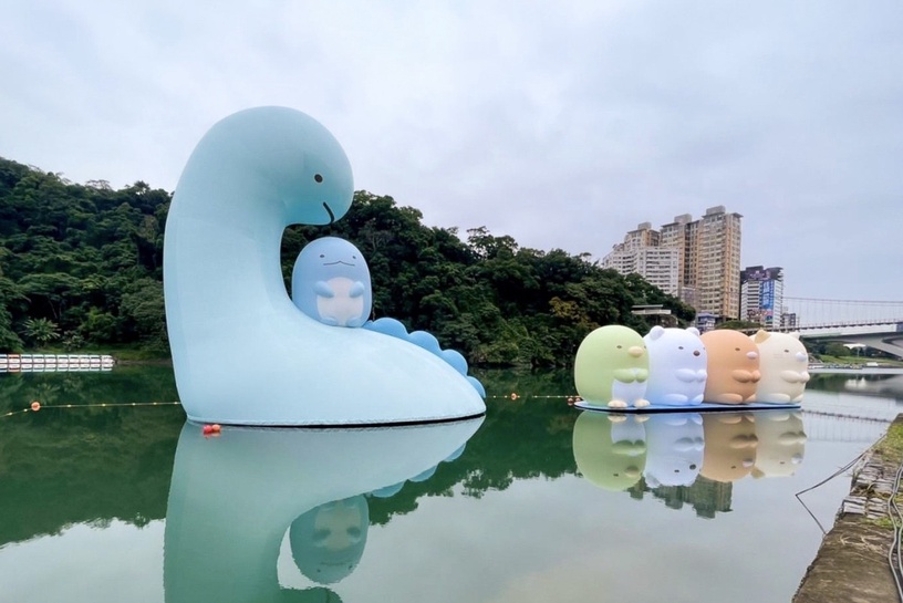 角落小夥伴在碧潭!新景點「碧潭小角落」每日晚上點燈、15公尺高浮在水面超可愛