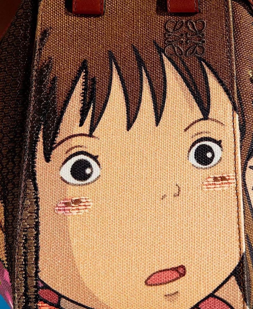 LOEWE x《神隱少女》驚喜聯名!老鼠寶寶登上LOEWE經典款,千尋、無臉男包款必收藏