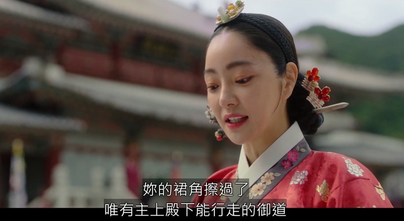 《衣袖紅鑲邊》構圖魔鬼細節!「鏡頭傾斜」指權力,祘跨「御道」找德任,同時藏大妃滿滿野心