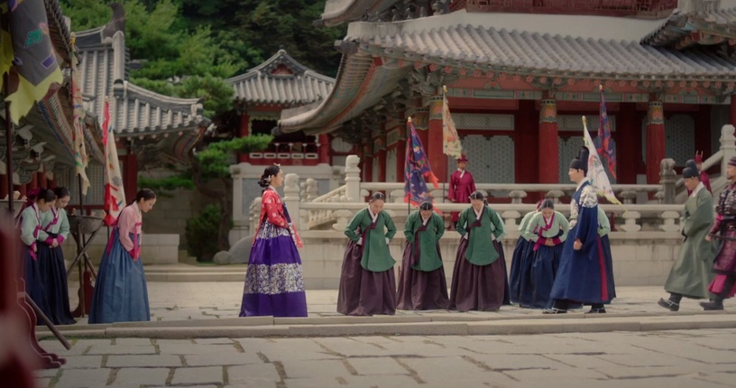 《衣袖紅鑲邊》構圖魔鬼細節!「鏡頭傾斜」指權力,祘跨「御道」找德任,同時藏大妃滿滿野心