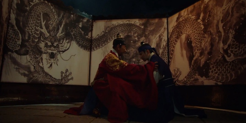 《衣袖紅鑲邊》構圖魔鬼細節!「鏡頭傾斜」指權力,祘跨「御道」找德任,同時藏大妃滿滿野心
