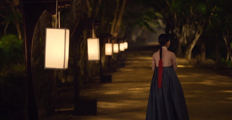 《衣袖紅鑲邊》構圖魔鬼細節!「鏡頭傾斜」指權力,祘跨「御道」找德任,同時藏大妃滿滿野心