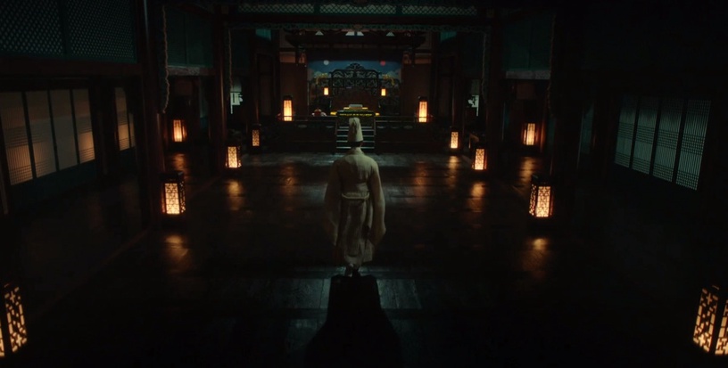 《衣袖紅鑲邊》構圖魔鬼細節!「鏡頭傾斜」指權力,祘跨「御道」找德任,同時藏大妃滿滿野心